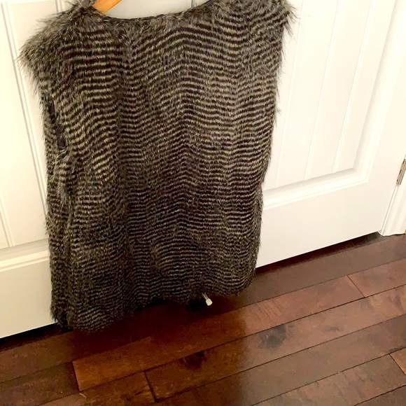 Faux fur vest (M) - Picture 2 of 2